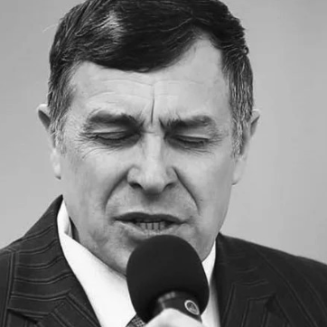 Leonid Skumatov praying during a worship service.